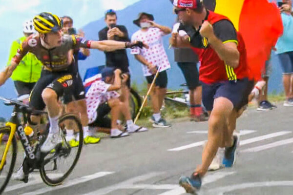  VIDEO ‎| Zaucho, pády a chaos v pelotóne, ktoré spôsobila nezodpovednosť fanúšikov na Tour de France