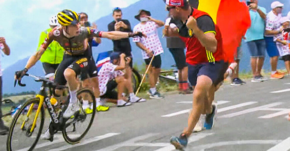  VIDEO &lrm;| Zaucho, p&aacute;dy a chaos v pelot&oacute;ne, ktor&eacute; sp&ocirc;sobila nezodpovednosť fan&uacute;&scaron;ikov na Tour de France