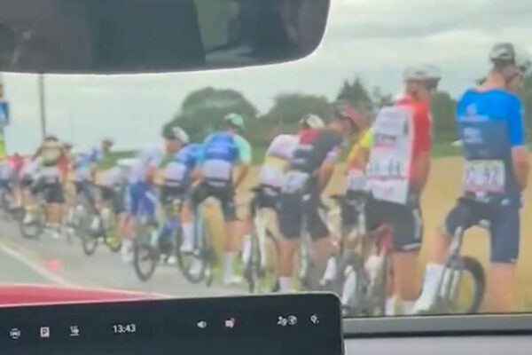 VIDEO ‎| Takto to vyzerá, keď sa 100 cyklistov zastaví na malú potrebu počas Tour de France