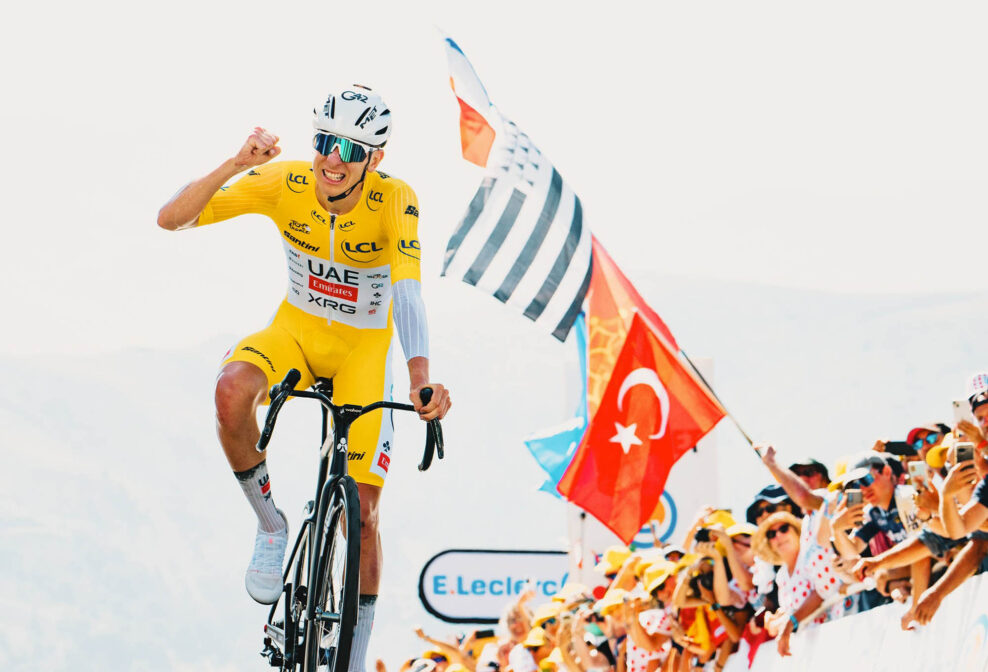 Neporaziteľn&yacute; v kopcoch, hor&aacute;ch i časovke. Tadej Pogačar je najmlad&scaron;&iacute;m jazdcom v hist&oacute;rii Tour de France, ktor&yacute; z&iacute;skal &scaron;tyri žlt&eacute; dresy