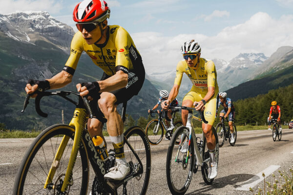 Tadej Pogačar vs Jonas Vingegaard: Kto m&aacute; silnej&scaron;&iacute; t&iacute;m na Tour de France 2025?