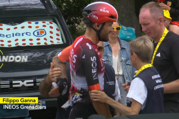 Filippo Ganna si za jazdy si vymenil topánku a dobehol pelotón, ale po páde napokon odstúpil z Tour de France