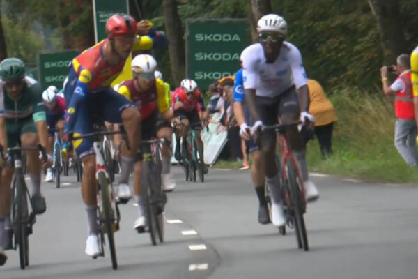 VIDEO ‎| Nahnevaný Jonathan Milan vynadal Biniamovi Girmayovi na šprintérskej prémii počas druhej etapy Tour de France