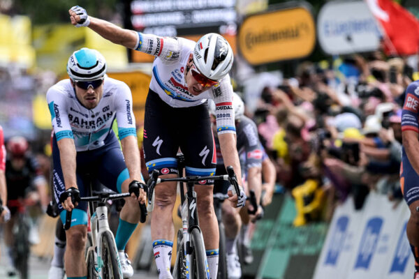 Tim Merlier vyhral v hektickom &scaron;printe tretiu etapu Tour de France, Jasper Philipsen po tvrdom p&aacute;de odst&uacute;pil&nbsp;