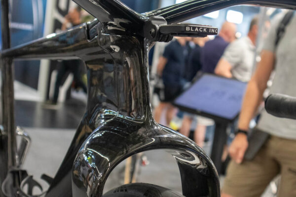 Mal by sa objaviť aj na Tour de France. Detaily prototypu extrémne agresívneho aero bicykla Factor