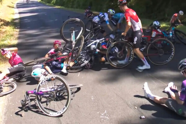 VIDEO: Hromadný pád poznačil hektický záver siedmej etapy Tour de France