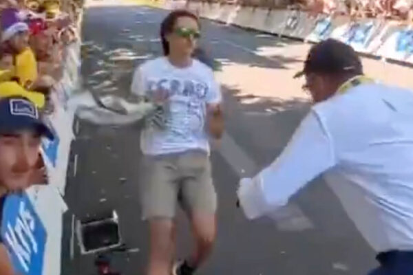 Demonštrant, ktorý vybehol na cieľovú rovinku na Tour de France, dostal pokutu 300 eur