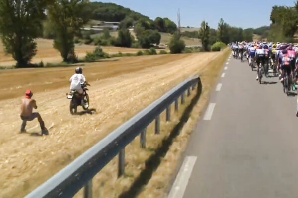 VIDEO ‎| Popri pelotóne na Tour de France sa objavil lyžiar, ktorého za sebou ťahala motorka