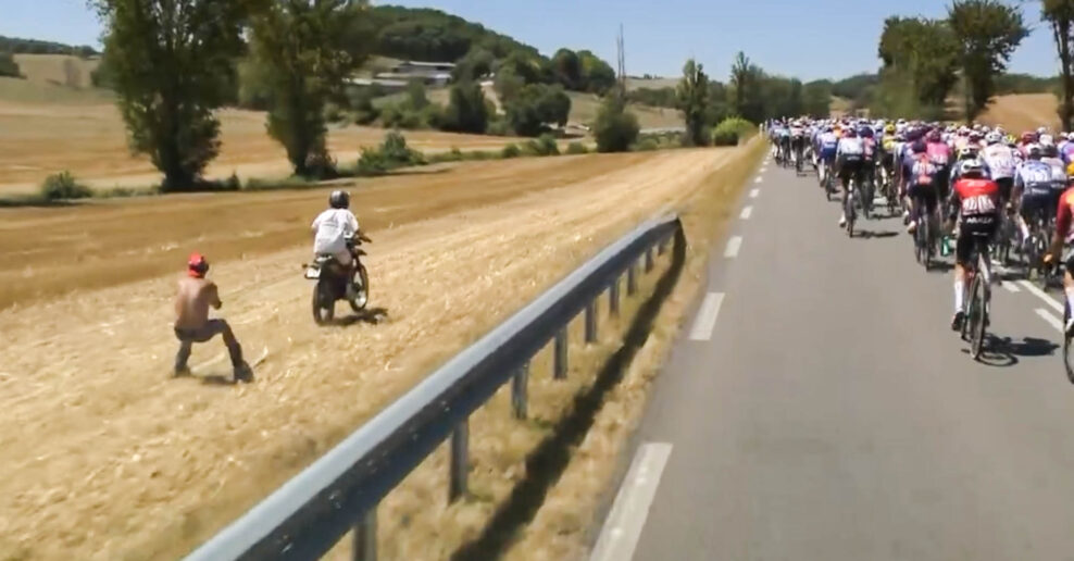VIDEO ‎| Popri pelotóne na Tour de France sa objavil lyžiar, ktorého za sebou ťahala motorka