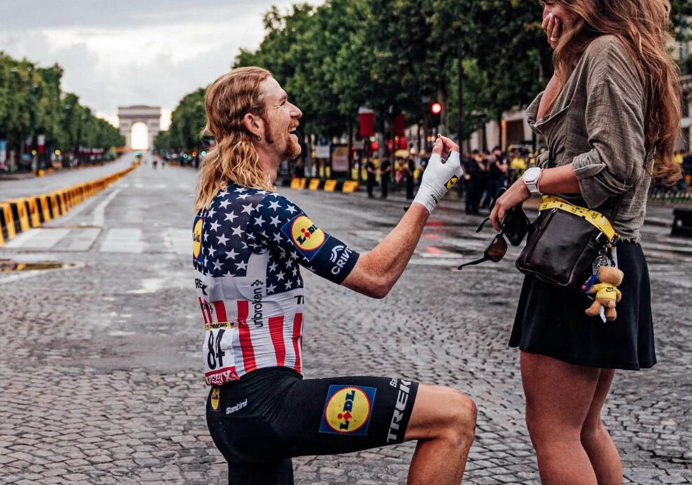 Quinn Simmons dostal ocenenie pre najlepšieho tímového jazdca na Tour de France a prekvapil zásnubami na Champs-Élysées