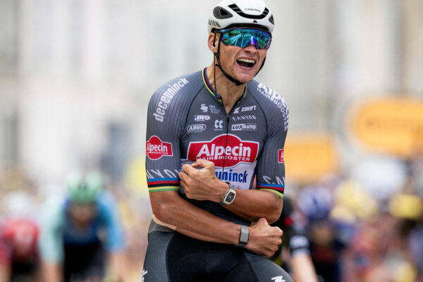 Mathieu van der Poel porazil v šprinte Tadeja Pogačara, vyhral druhú etapu Tour de France a ide do žltého dresu