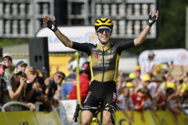 Simon Yates vyhral prvú horskú etapu Tour de France. Visma Pogačara nezlomila, do žltého ide Ben Healy