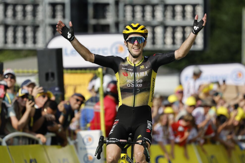 Simon Yates vyhral prv&uacute; horsk&uacute; etapu Tour de France. Visma Pogačara nezlomila, do žlt&eacute;ho ide Ben Healy