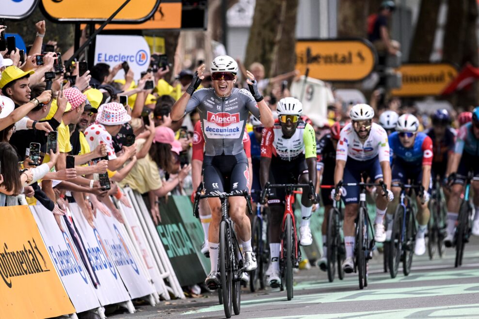 Jasper Philipsen ide do žlt&eacute;ho dresu po v&iacute;ťazstve prvej etapy Tour de France, Roglič aj Evenepoel v bočnom vetre zaostali