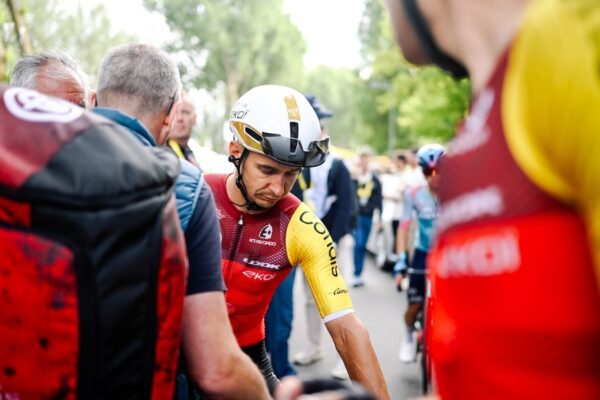 &bdquo;Nie som zl&yacute; chlap.&ldquo; Bryan Coquard sa ospravedlnil po p&aacute;de Jaspera Philipsena, dostal pokutu a žlt&uacute; kartu