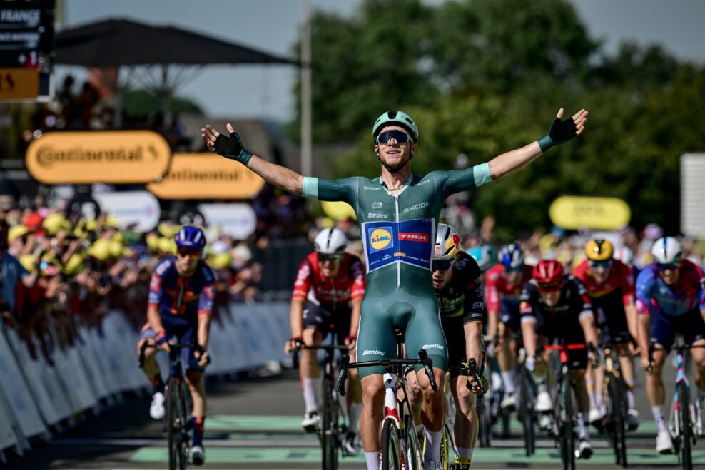 Jonathan Milan si pripísal svoje prvé etapové víťazstvo na Tour de France, v šprinte porazil Wouta van Aerta