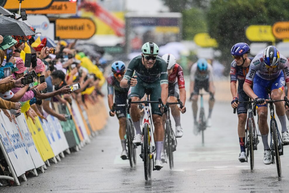 Jonathan Milan vyhral hektický šprint na Tour de France, záver poznačil hromadný pád na mokrej ceste