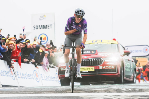 Ben O’Connor vyhral kráľovskú etapu Tour de France. Pogačar išiel defenzívne a bez problémov si postrážil útoky Vingegaarda
