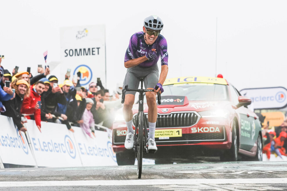 Ben O&rsquo;Connor vyhral kr&aacute;ľovsk&uacute; etapu Tour de France. Pogačar i&scaron;iel defenz&iacute;vne a bez probl&eacute;mov si postr&aacute;žil &uacute;toky Vingegaarda