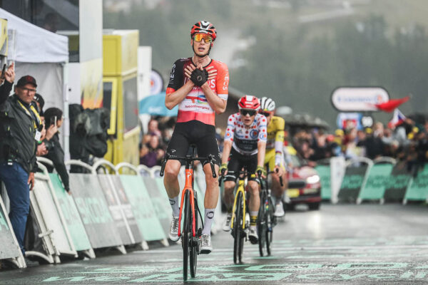 Tadej Pogačar rezignoval na víťazstvo v poslednej horskej etape Tour de France. Thymen Arensman vyhral na vrchole La Plagne