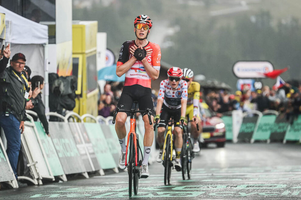 Tadej Pogačar rezignoval na v&iacute;ťazstvo v poslednej horskej etape Tour de France. Thymen Arensman vyhral na vrchole La Plagne