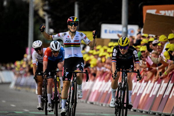 Oslava pred cieľom ju takmer stála víťazstvo. Kim Le Court porazila Demi Vollering a vyhrala piatu etapu Tour de France Femmes