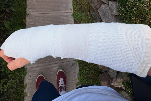 Hattie Harnden si pri páde v La Thuile okrem prstu zlomila aj zápästie