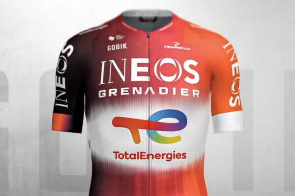 Ineos ukázal nový dres s logom TotalEnergies na Tour de France