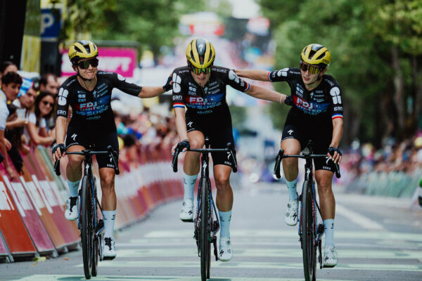 Demi Vollering spadla a dve veľké favoritky odstúpili. Tretiu etapu Tour de France Femmes vyhrala Lorena Wiebes