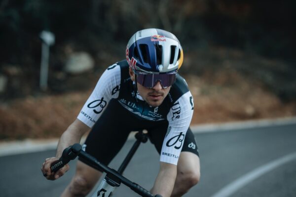 Tom Pidcock sa v Pal Arinsale postaví na štart pretekov Svetového pohára XCO