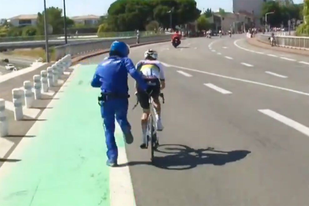 Pozn&aacute;me identitu hrdinu v modrom, ktor&yacute; pomohol Tadejovi Pogačarovi po p&aacute;de na Tour de France