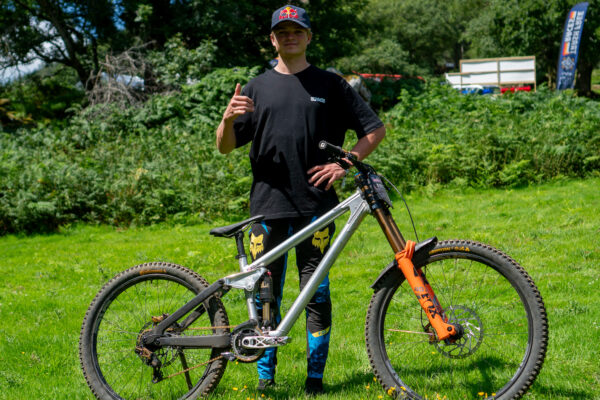 Asa Vermette na Red Bull Hardline zv&iacute;ťazil s unik&aacute;tnym bicyklom Frameworks DH