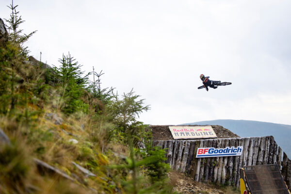 VIDEO &lrm;| 10 rokov &scaron;ialen&yacute;ch v&iacute;ťazstiev na Red Bull Hardline