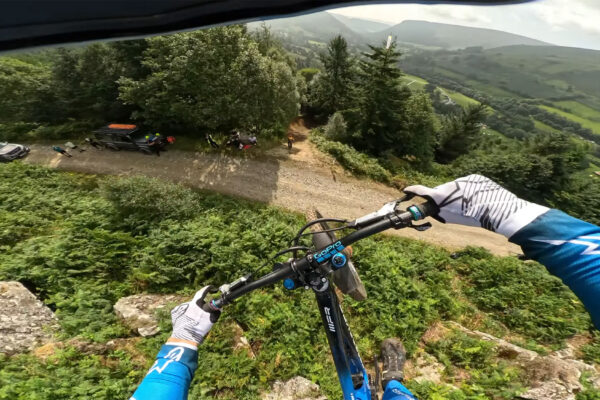 VIDEO &lrm;| Trať Red Bull Hardline Wales 2025 očami Gee Athertona a Ronana Dunna