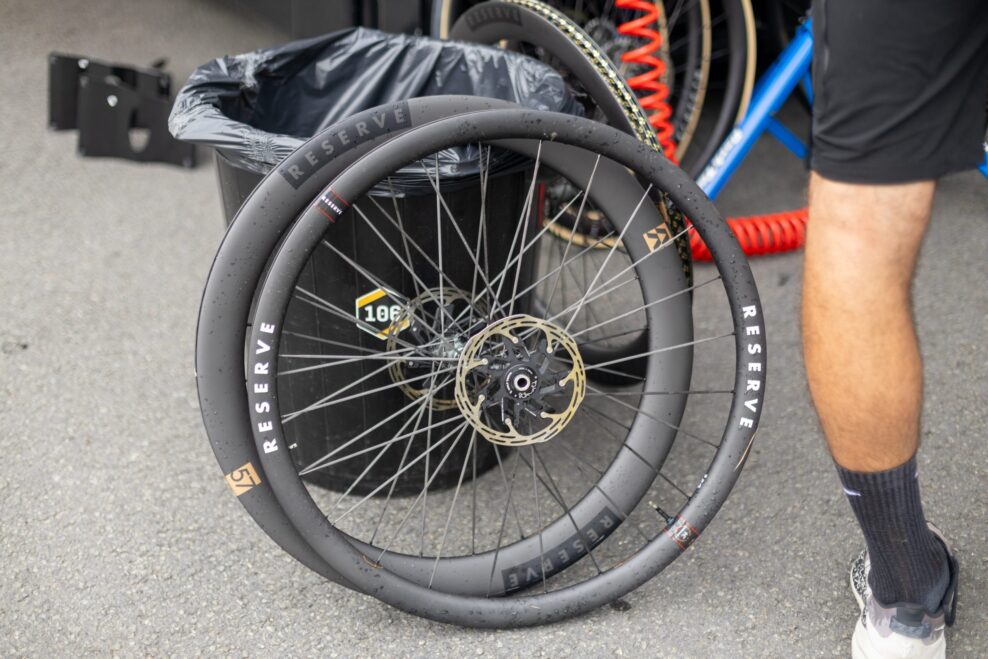 T&iacute;m Visma&ndash;Lease a Bike otestuje na Tour de France nov&eacute; koles&aacute; Reserve s karb&oacute;nov&yacute;m v&yacute;pletom