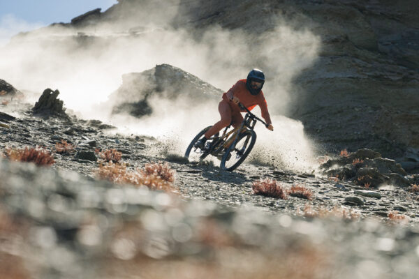 Brett Rheeder sp&uacute;&scaron;ťa nov&uacute; značku Signature, zatiaľ s oblečen&iacute;m pre bikerov a trailbuilderov