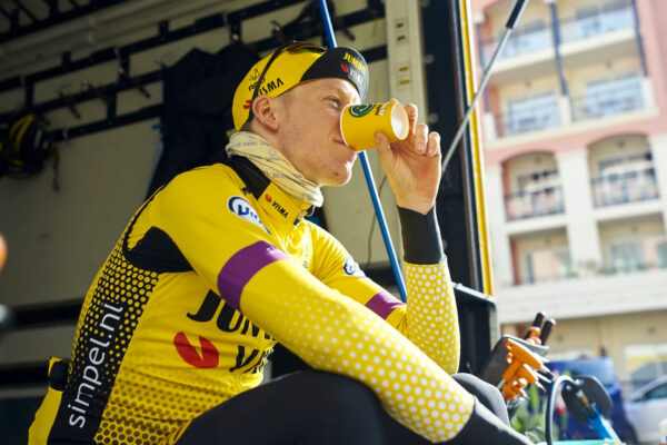 Prečo cyklisti na Tour de France pijú také množstvo kávy?