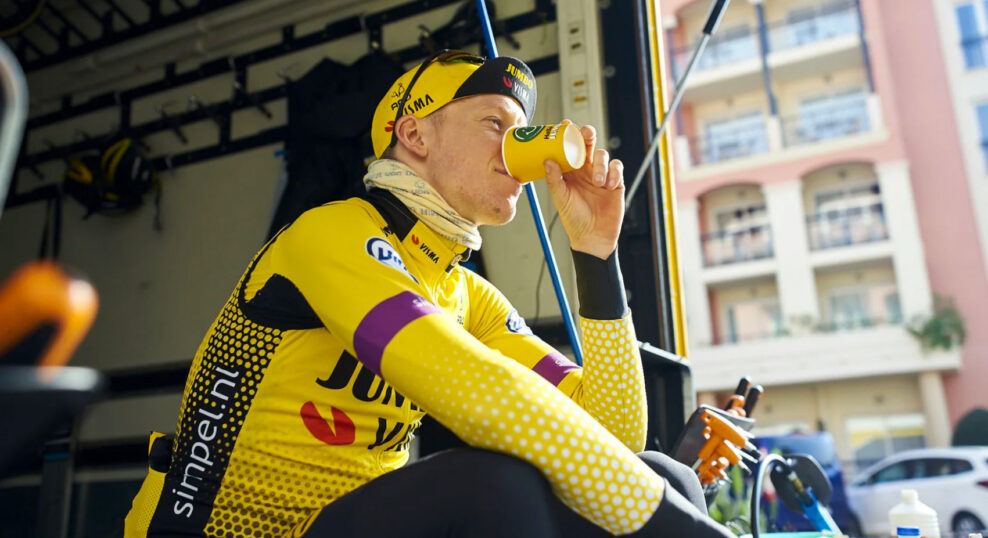 Prečo cyklisti na Tour de France pij&uacute; tak&eacute; množstvo k&aacute;vy?