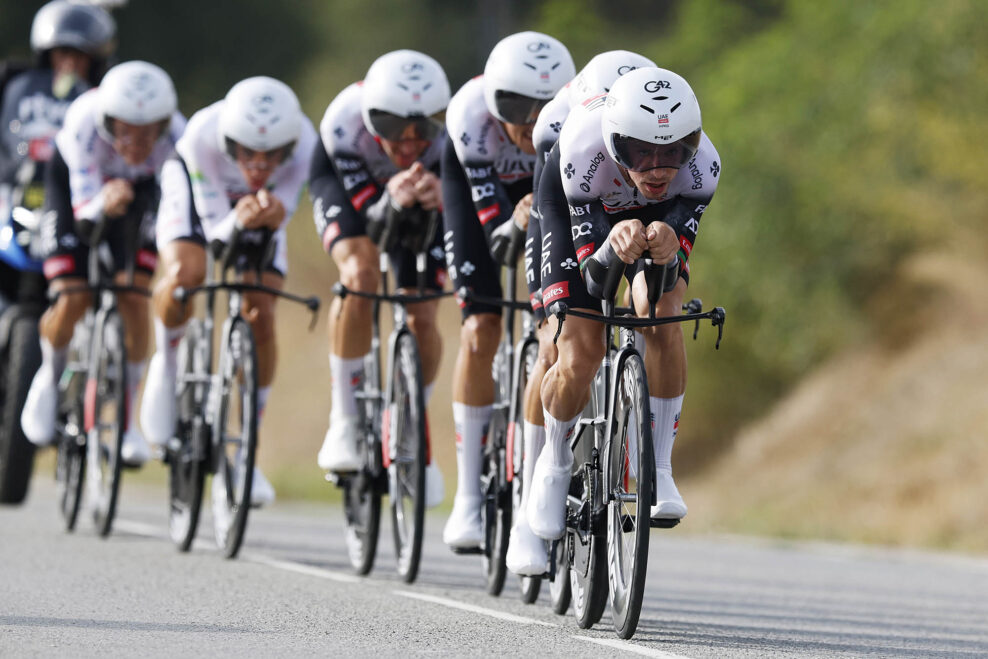 Tím UAE Emirates-XRG vyhral tímovú časovku na Vuelta a España, Jonas Vingegaard ide opäť do červeného