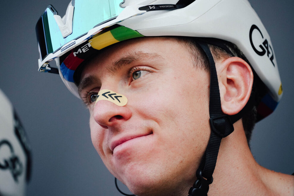 N&aacute;lepka na nose v&aacute;m v&yacute;kon nezlep&scaron;&iacute;. Prečo sa cyklisti zbl&aacute;znili do nosov&yacute;ch n&aacute;plast&iacute; a čo hovor&iacute; veda?