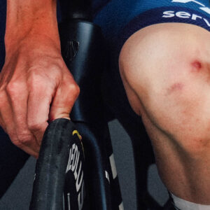 Aký tlak by ste mali mať v plášťoch na cestnom bicykli a ako nájsť rovnováhu medzi komfortom a rýchlosťou?