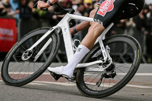 Ak&yacute; tlak by ste mali mať v pl&aacute;&scaron;ťoch na cestnom bicykli a ako n&aacute;jsť rovnov&aacute;hu medzi komfortom a r&yacute;chlosťou?