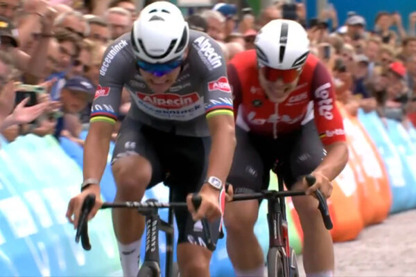 Mathieu van der Poel vyhral tretiu etapu Renewi Tour, v záverečnom šprinte porazil Arnauda de Lieho