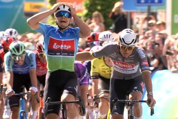Arnaud De Lie porazil Mathieu van der Poela v z&aacute;verečnej etape a stal sa celkov&yacute;m v&iacute;ťazom Renewi Tour