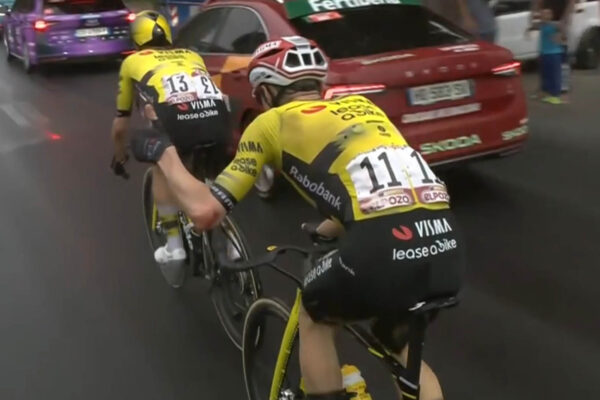 VIDEO ‎| Vingegaard, Pidcock a mnoho ďalších pretekárov spadlo v závere druhej etapy Vuelta a España