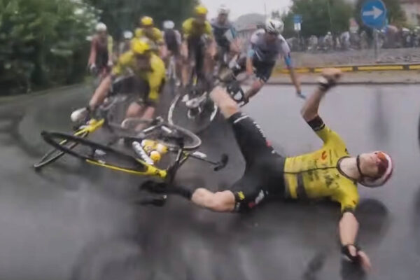  VIDEO ‎| Ani tvrdý pád nezastavil Jonasa Vingegaarda od víťazstva v druhej etape Vuelta a España