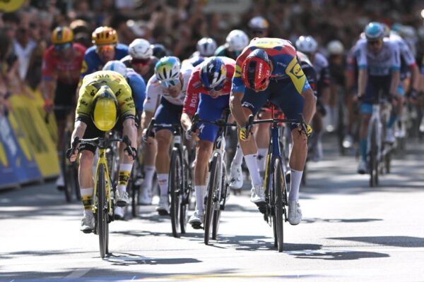 Matthew Brennan porazil Jonathana Milana v extrémne tesnom šprinte a dosiahol už desiate víťazstvo v sezóne