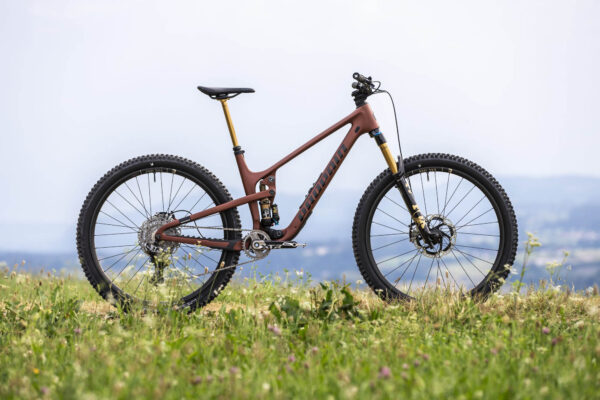 Nový Propain Hugene so 130 mm zdvihom má ambíciu predefinovať kategóriu trailových bicyklov