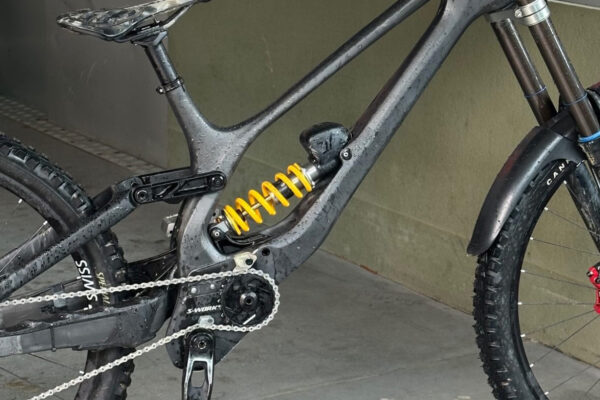 Specialized testuje prototyp zjazdového bicykla Demo s elektronickým tlmičom Öhlins