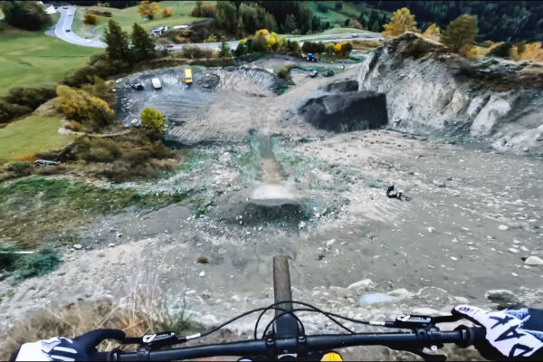  VIDEO | Vinny T posunul hranice freeridu skokom z 25 metrového útesu vo Švajčiarsku